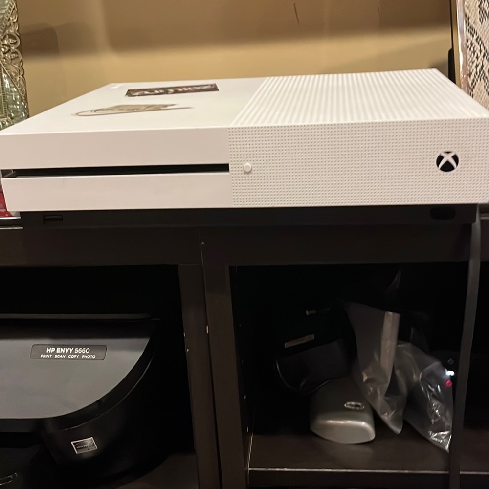 Xbox 1 white includes controller